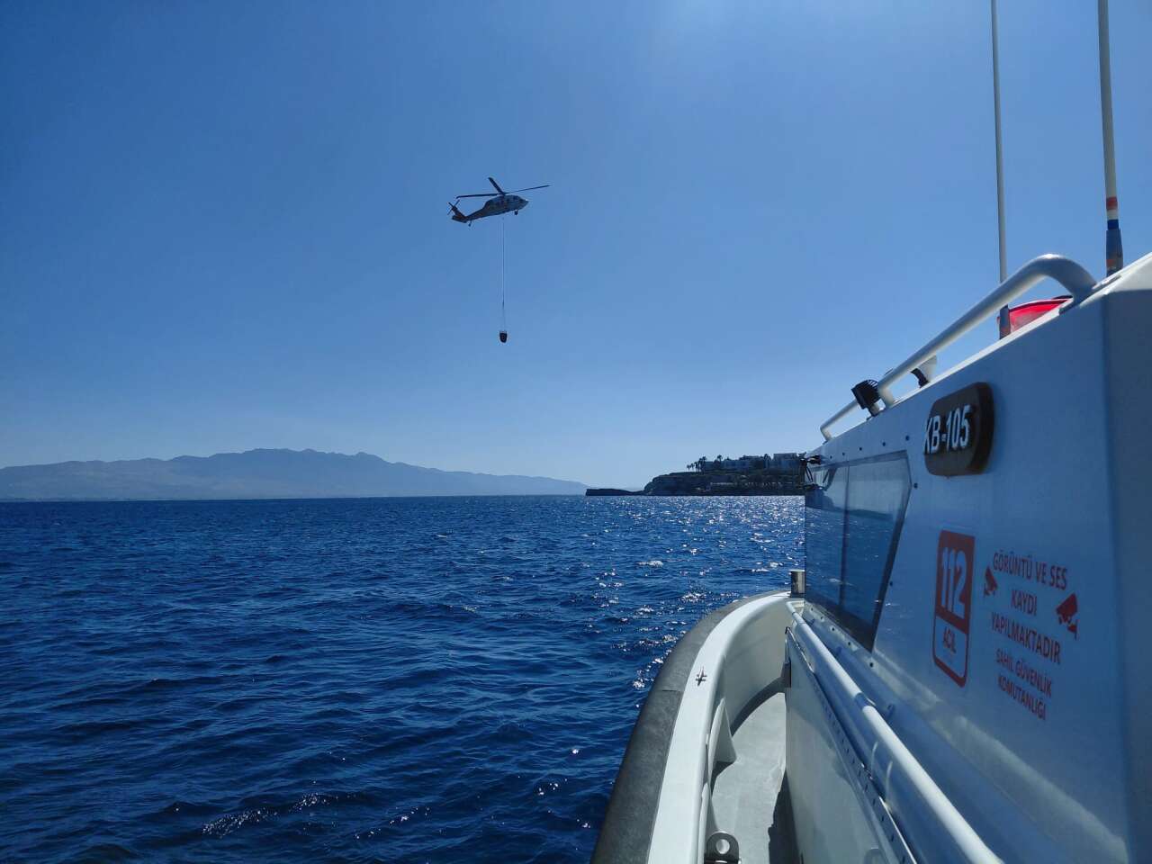Bodrum Akyarlar’da Yangın Kontrol Altına Alındı, Sahil Güvenlik Helikopterlere Su Alma Operasyonunda Destek Verdi 2